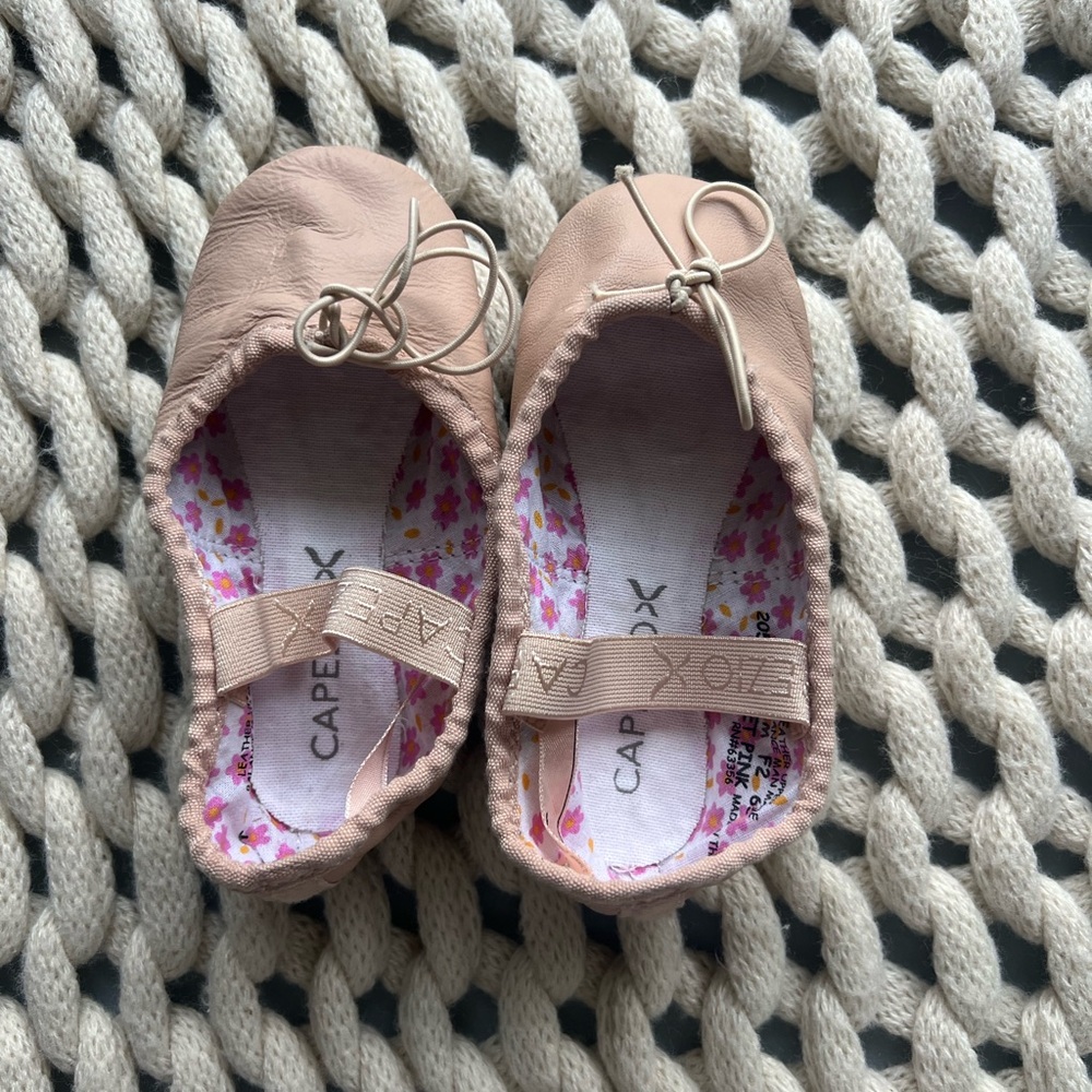 Capezio Kids Light Pink Ballet Slippers size 9 very lightly worn